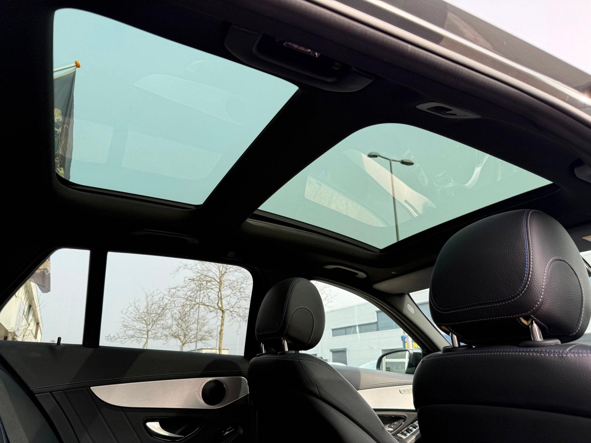Mercedes-Benz C-klasse Estate 300 e AMG 360º/LEER/NAVI/PANO, Achterwielaandrijving, Hybride Elektrisch/Benzine, 13 kWh, 111 €/maand