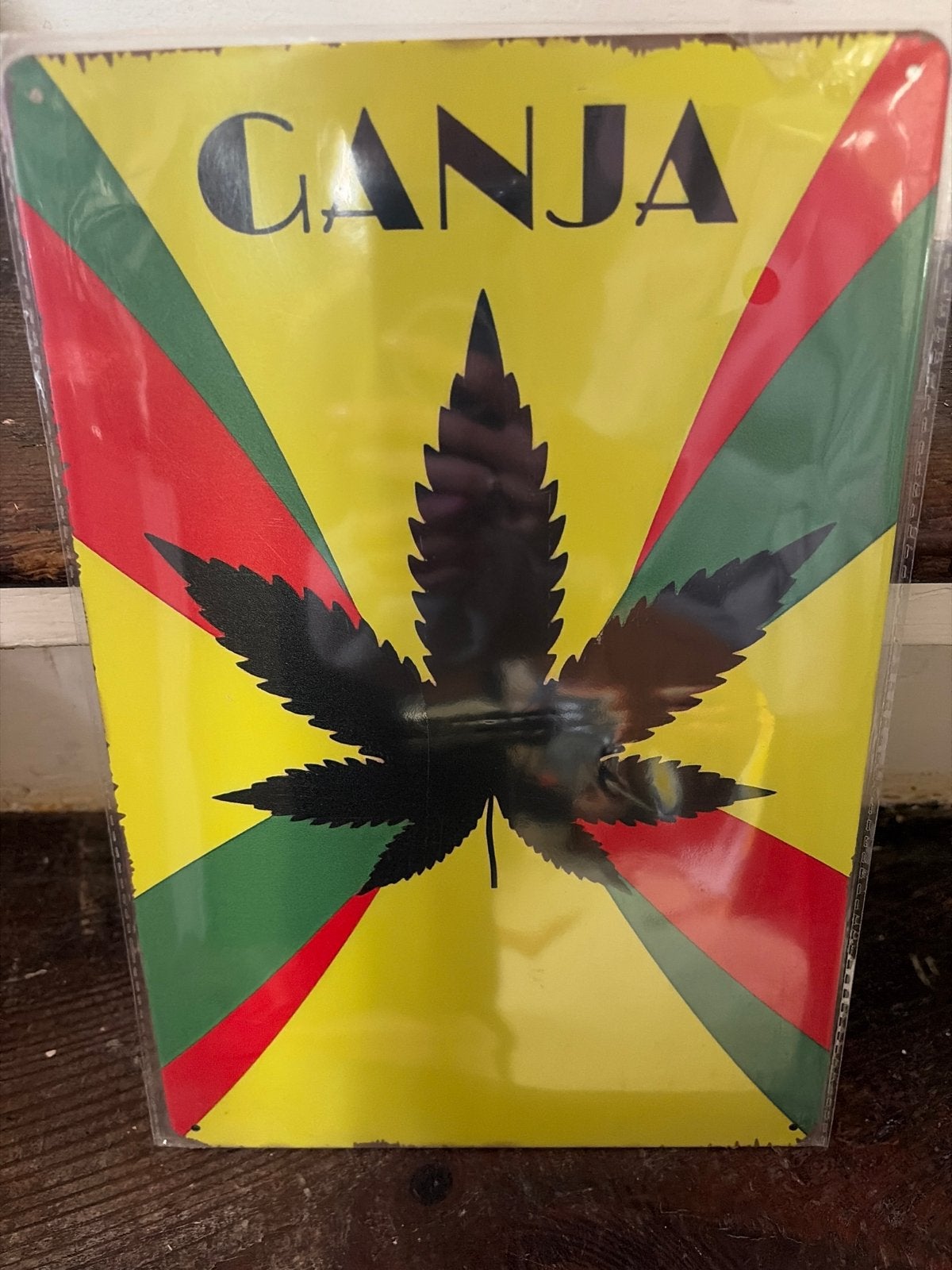 Ganja metalen wandbord - Cannabis blad - Rasta kleuren, Huis en Inrichting, Meerkleurig, Overige stijlen, Nieuw, Ophalen of Verzenden