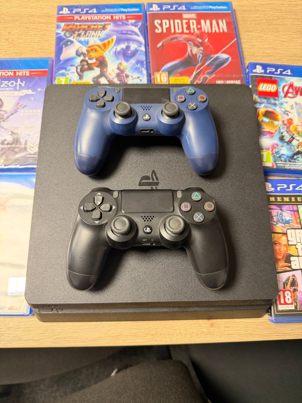 PS4 Slim 500GB + 2 controllers + 6 games, Spelcomputers en Games, Spelcomputers | Sony PlayStation 4, Met 2 controllers, Ophalen of Verzenden