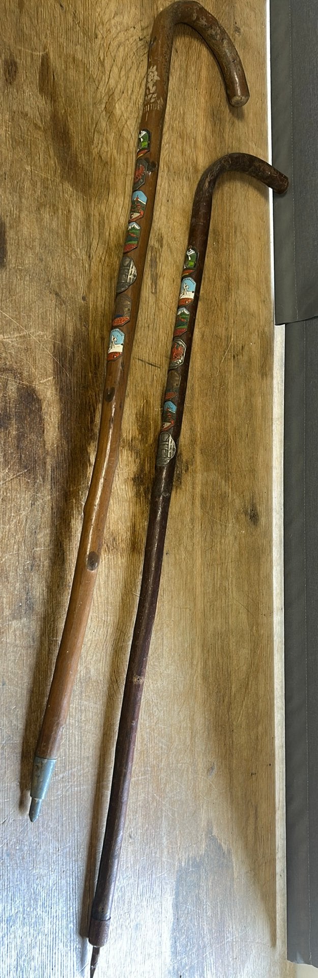2 oude wandelstokken met Stocknägel plaatjes., Ophalen of Verzenden, Gebruikt