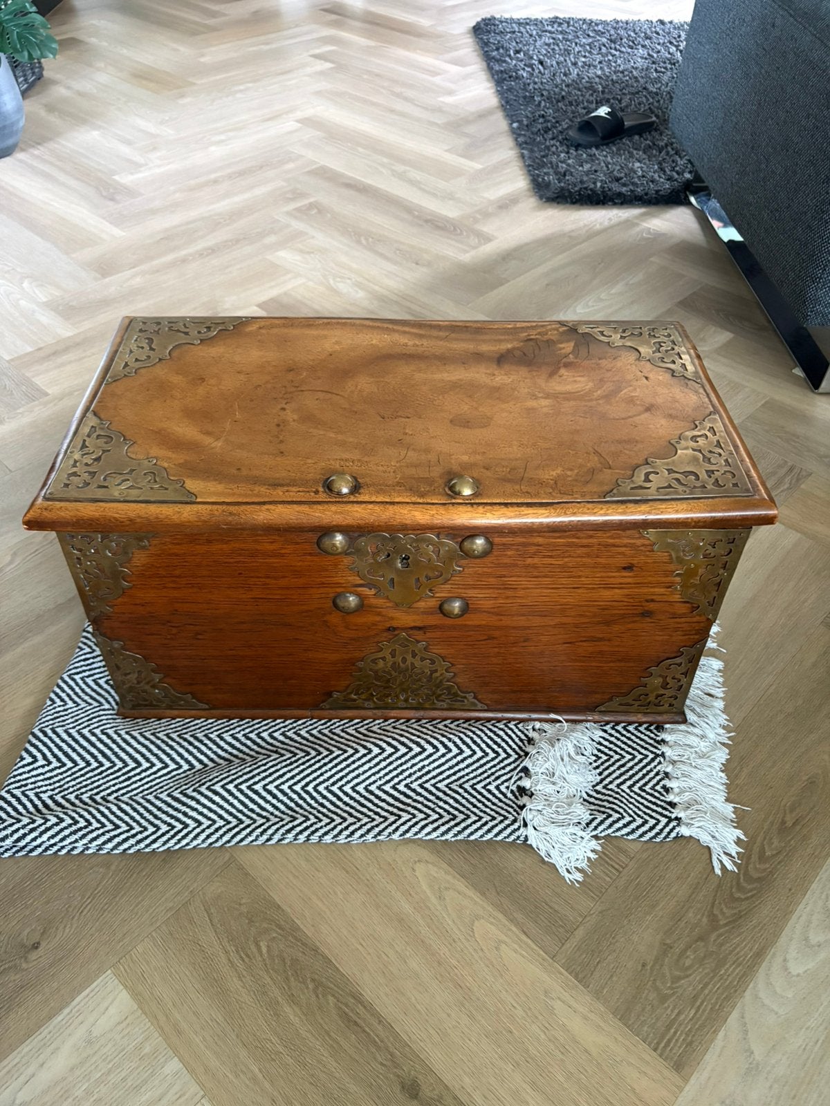 Antieke Javaanse houten kist – mogelijk 18e eeuws, Ophalen