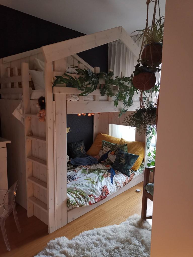Uniek huisjesbed / stapelbed - Handgemaakt, Kinderen en Baby's, Kinderkamer | Stapelbedden en Hoogslapers, Ophalen, Zo goed als nieuw