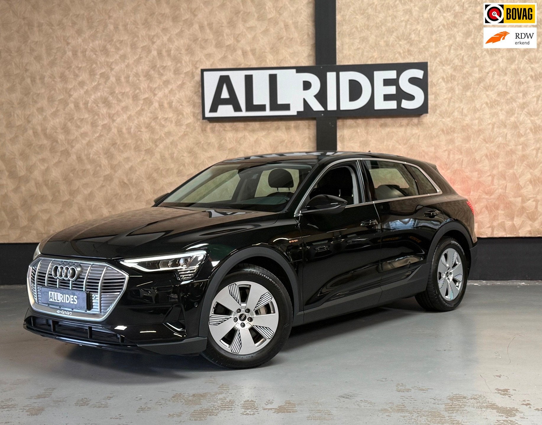 Audi E-tron 55 quattro edition 95 kWh | Parkeersensoren | NA, Auto's, Automaat, Dealer onderhouden, Stof, Zwart
