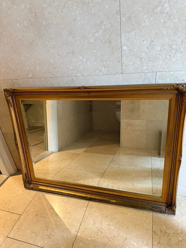 Grote gouden (badkamer) spiegel met sierlijke lijst, Huis en Inrichting, Woonaccessoires | Spiegels, Ophalen of Verzenden, Zo goed als nieuw