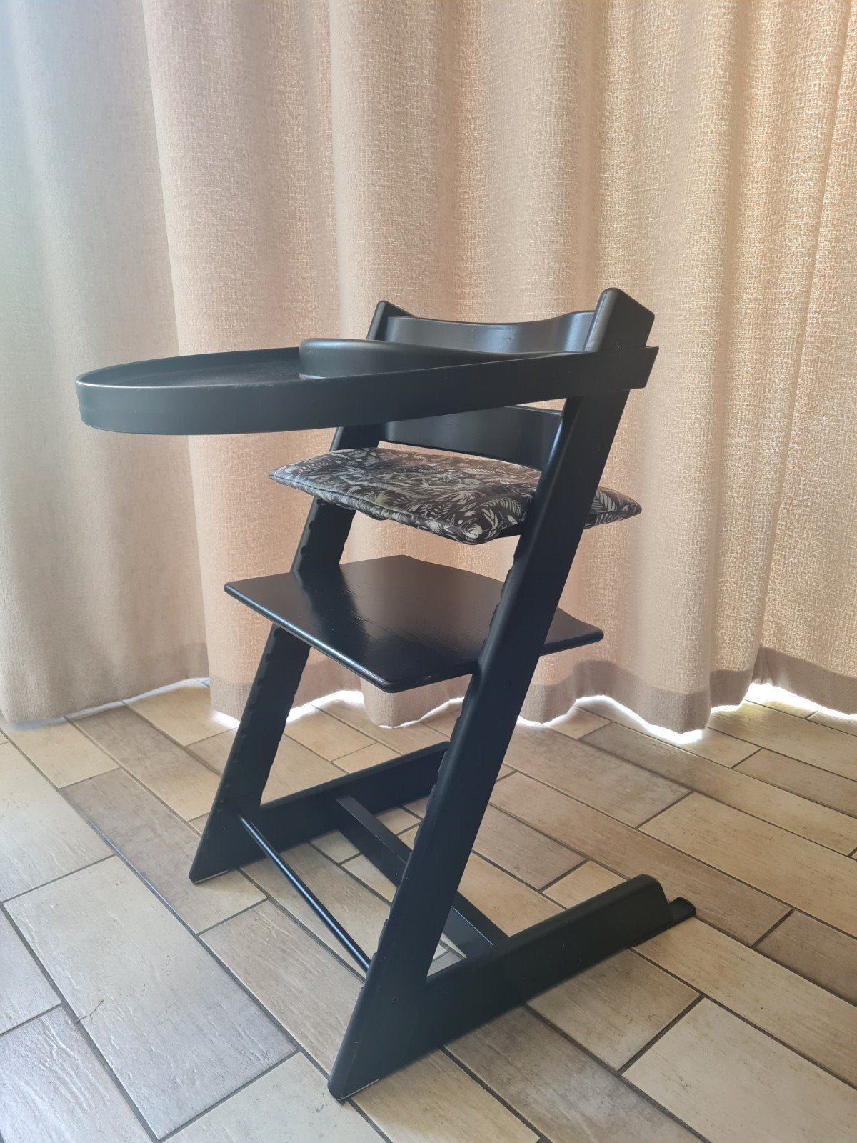 Tripp Trapp Stokke Zwart met eetblad+kussen+ Slides., Ophalen, Gebruikt, Meegroeistoel, Afneembaar eetblad