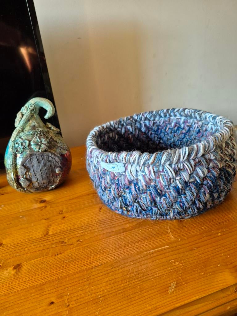 Unieke gehaakte mand van restantgaren - Blauwtinten, Overige materialen, Mand, Rond, Nieuw