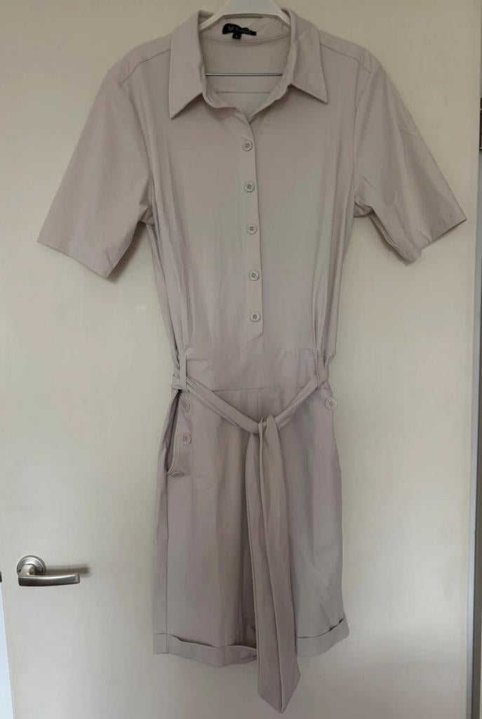 Nieuwe beige playsuit met ceintuur en korte mouwen maat L, Kleding | Dames, Beige, Nieuw, Ophalen of Verzenden, SHEIN