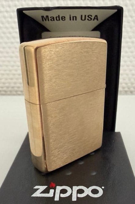 Zippo Classic Brushed Brass Aansteker - Nieuw in Doos, Ophalen of Verzenden, Nieuw, Aansteker