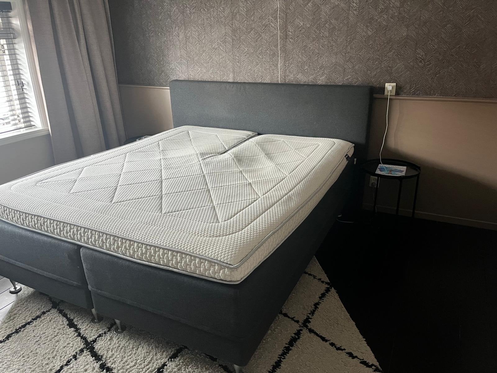 Tweepersoons bed met verstelbare bodem en topper, Huis en Inrichting, Slaapkamer | Bedden, Ophalen, Tweepersoons, 180 cm, 200 cm