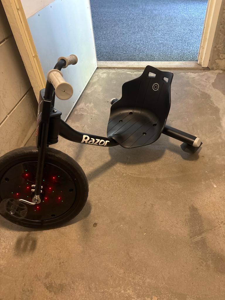 Razor RipRider 360 Drift Trike met LED-verlichting, Ophalen, Gebruikt, Velgrem