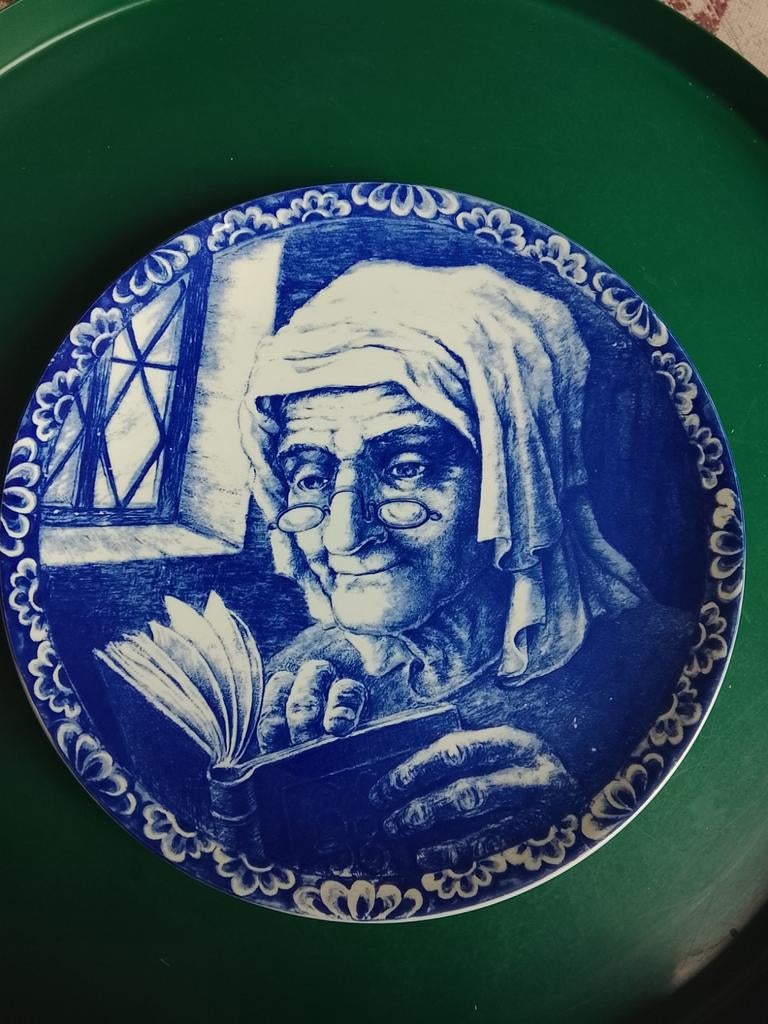 Twee Boch Delft sierborden visserman en vrouw, Ophalen of Verzenden