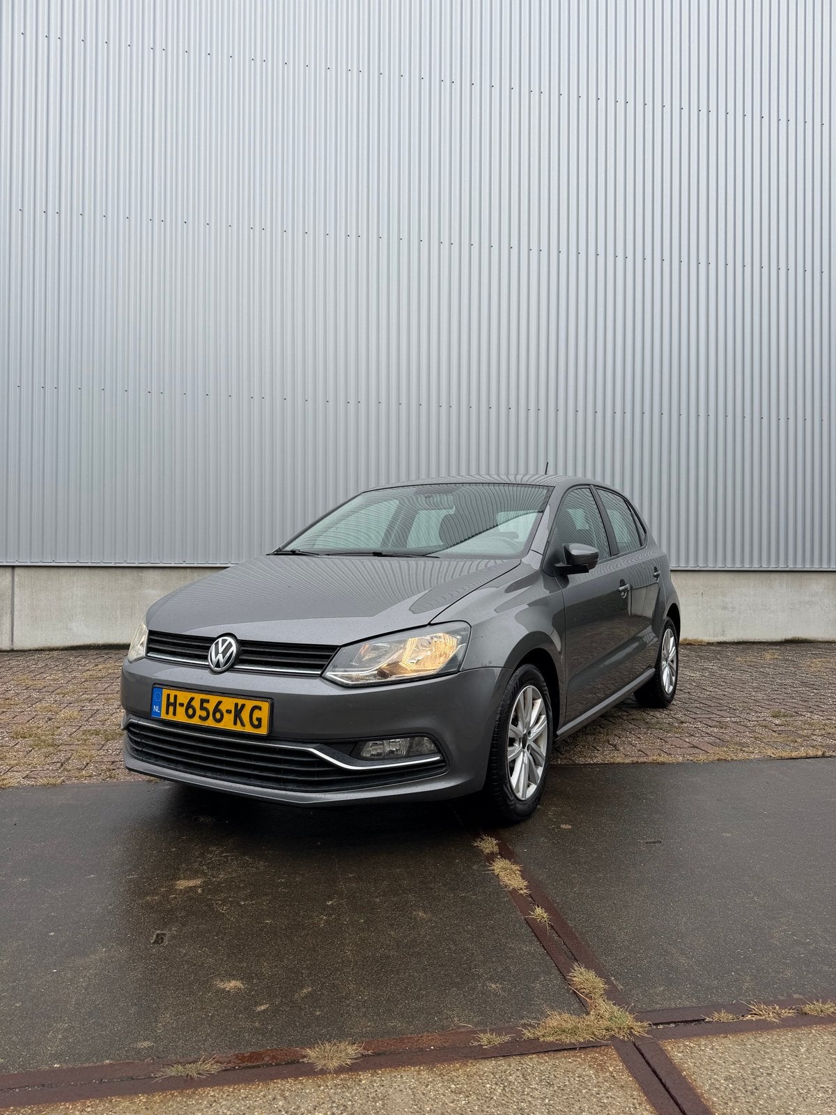 Volkswagen Polo 1.2 TSI 66KW 2014 Grijs, Auto's, Dealer onderhouden, Stof, 40 €/maand, Zwart