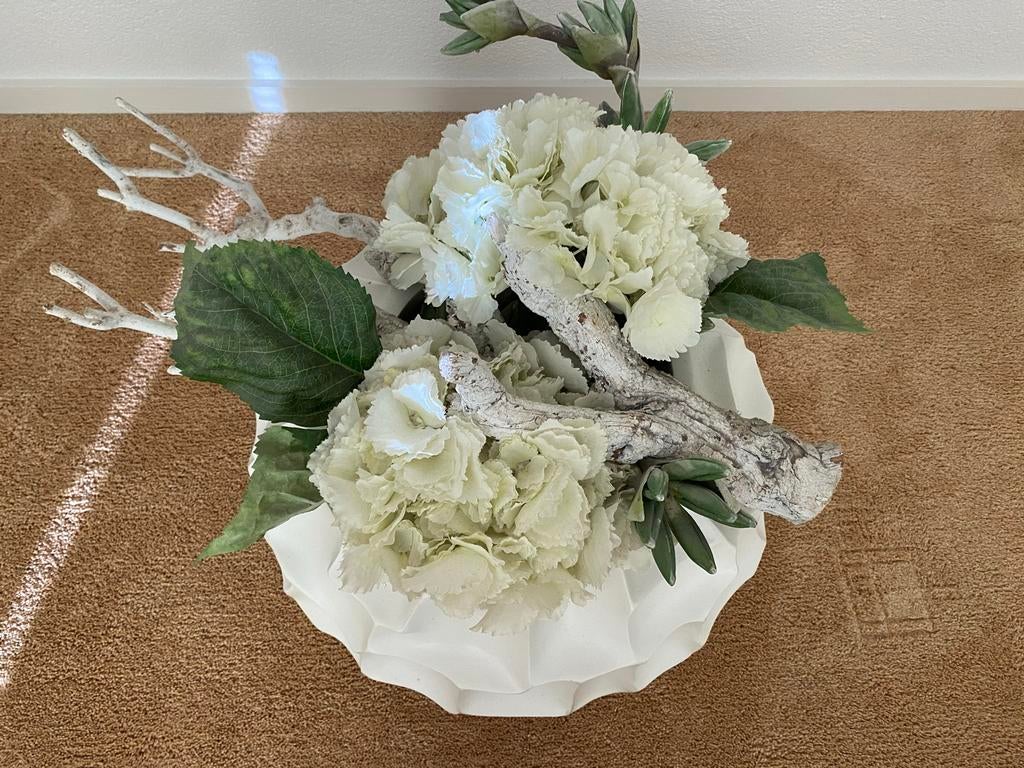 Bloemstuk met kunstbloemen en kunststof vaas, Kunststof, Gebruikt, Wit, Ophalen of Verzenden