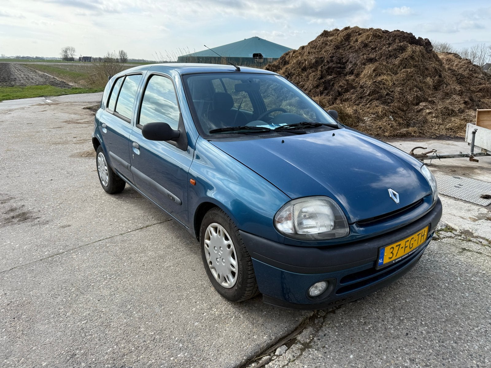 Renault Clio 1.4 RN AUTOMAAT 2000 Blauw apk tot maart 2027, Auto's, Renault, 4 cilinders, Blauw, Particulier, 530 kg