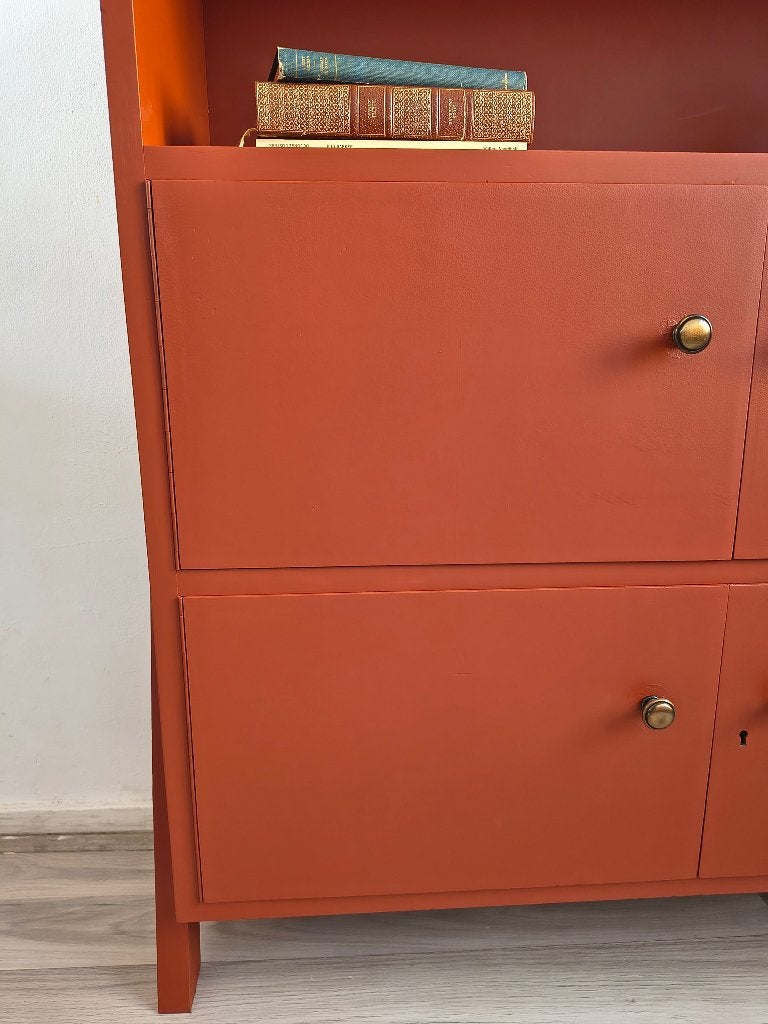 Vintage boekenkast / dressoir – terracotta rood, Met deur(en), Zo goed als nieuw, Onbekend, Onbekend