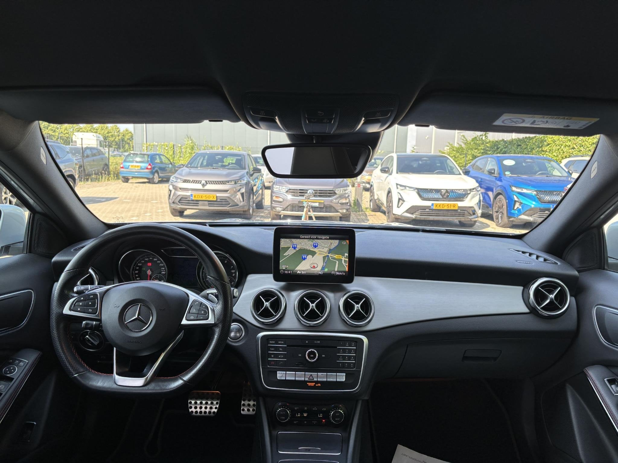 Mercedes-Benz GLA-klasse 180 Business Solution AMG | Navigat, 4 cilinders, 715 kg, Leder en Stof, 122 pk