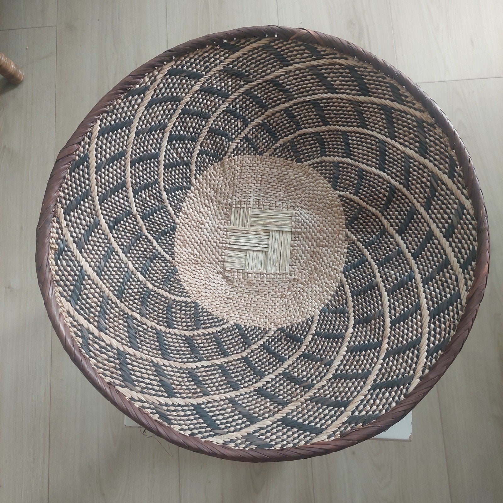 Decoratieve rieten schaal/mand, handgemaakt, Mand, Rond, Ophalen of Verzenden, Zo goed als nieuw