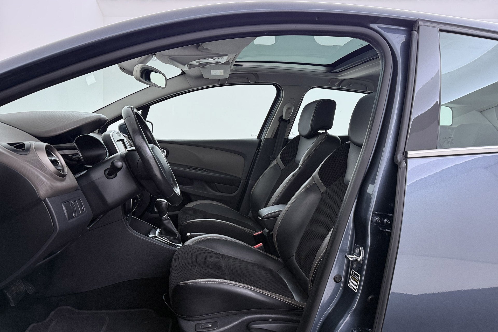 Renault Clio Estate 1.2 Intens | Panoramadak | Automaat | St, 4 cilinders, Leder en Stof, 615 kg, 57 €/maand