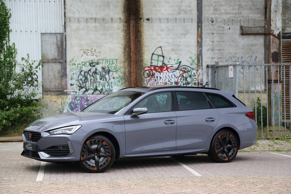 Cupra Leon Sportstourer VZ | e-Hybrid | Pano | Leder | 245PK, Auto's, Parkeerassistent, 4 cilinders, Leon, Hybride Elektrisch/Benzine