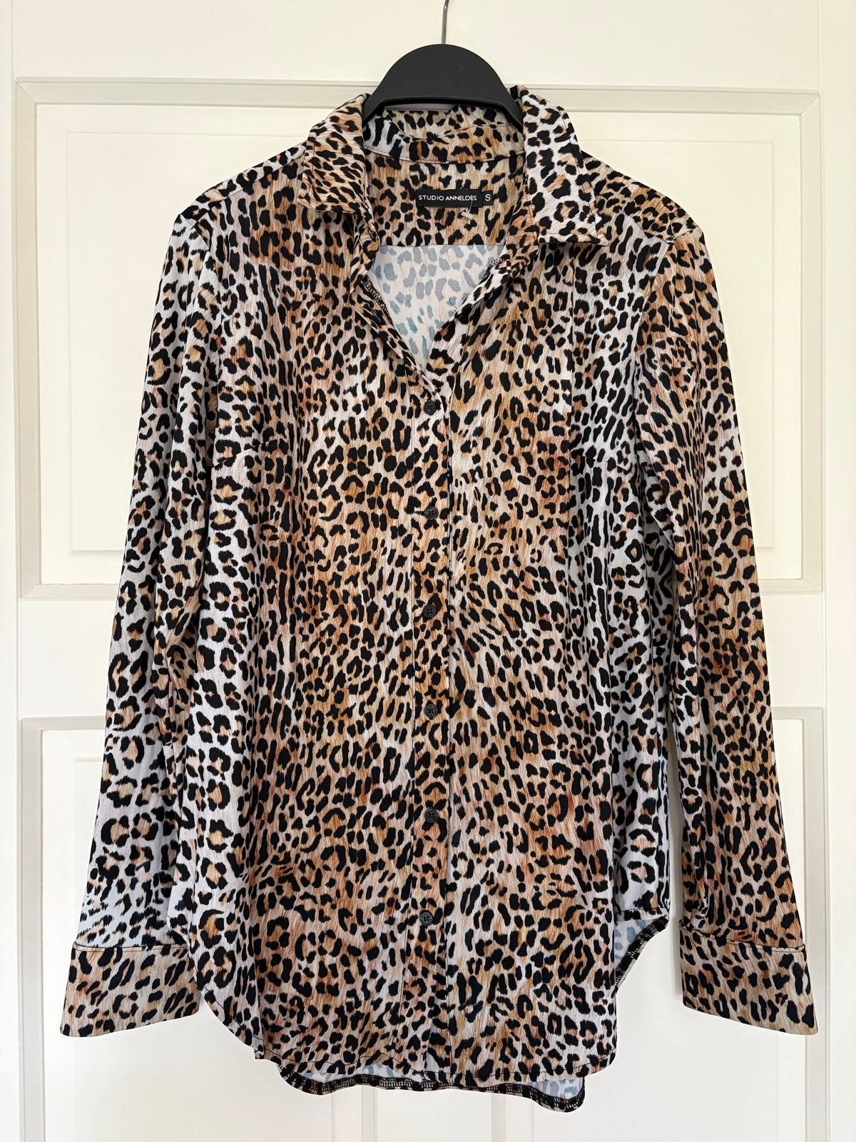 Studio Anneloes travelstof blouse met luipaardprint - Maat S, Kleding | Dames, Ophalen of Verzenden, Zo goed als nieuw, Maat 36 (S)