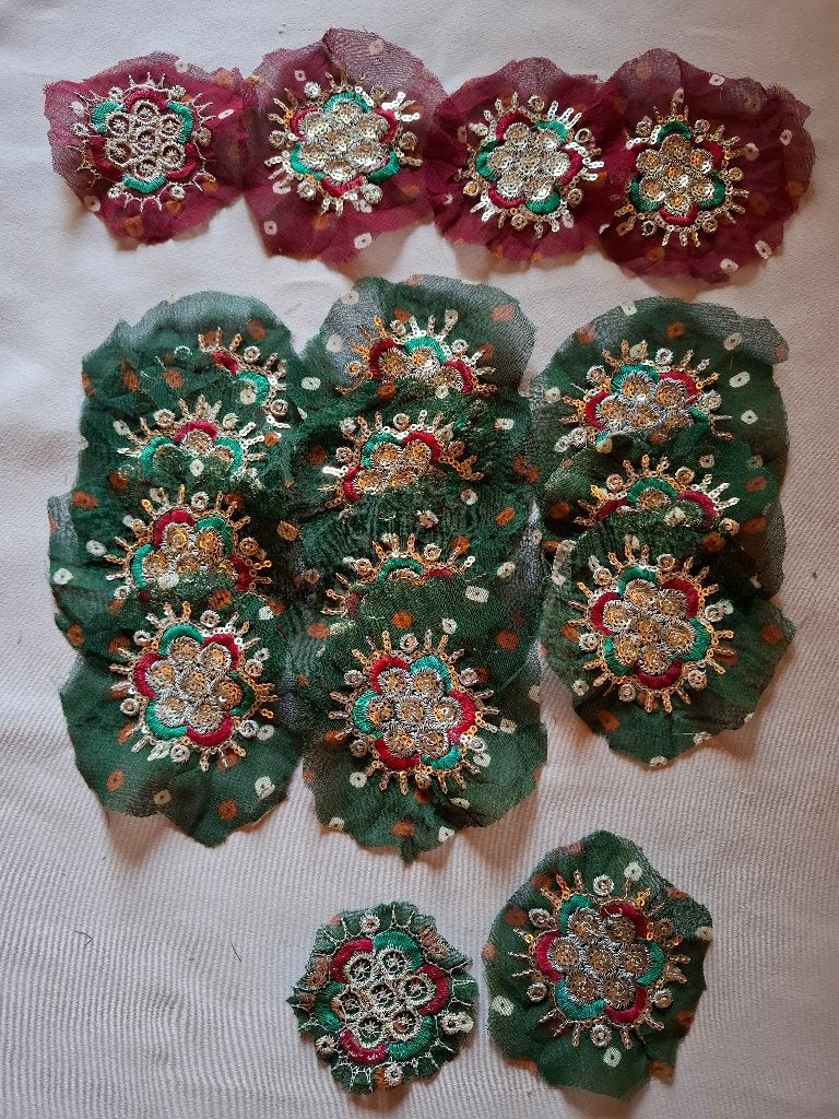 17 Vintage Indiase sari bloemen patches, geborduurde zijde, Verzenden