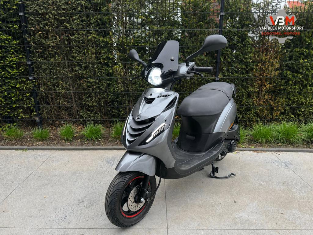 Piaggio zip iget brom 2019 45km agaat grijs angel eye, Fietsen en Brommers, Scooters | Piaggio, Zo goed als nieuw, Zip, Maximaal 45 km/u
