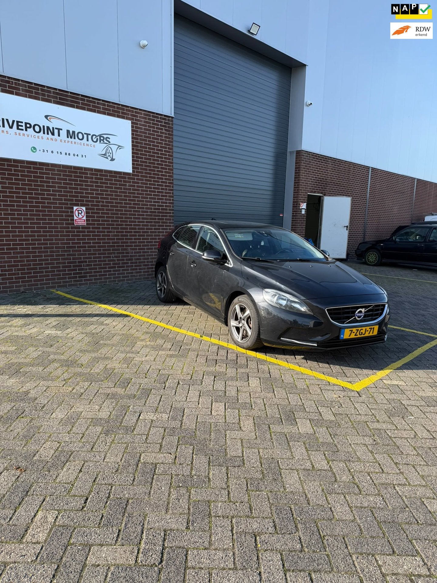 Volvo V40 2.0 D4 Summum Business, Auto's, Voorwielaandrijving, Euro 5, Gebruikt, Zwart