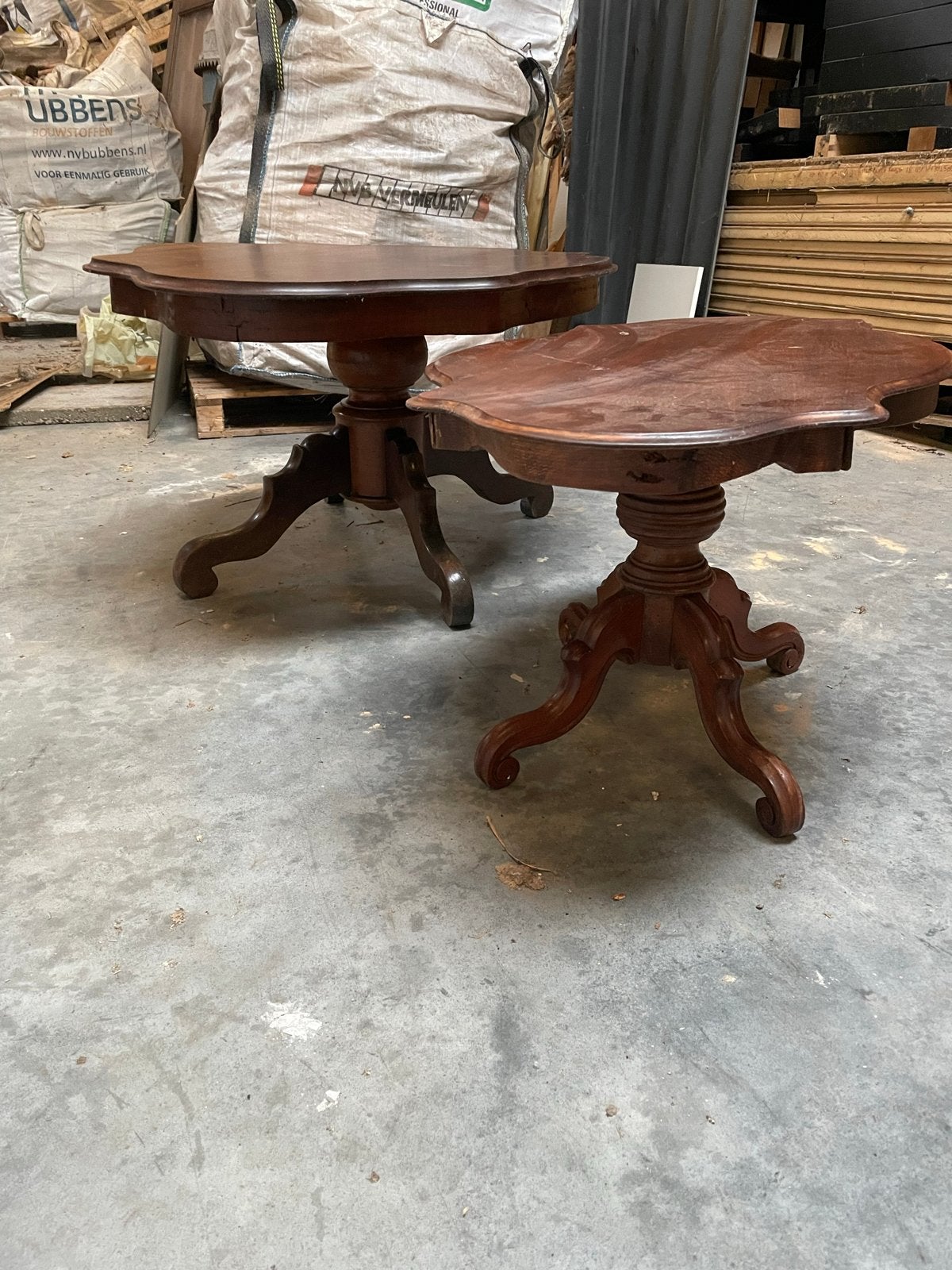 Set van 2 antieke bijzettafels, donkerbruin mahonie hout, Ophalen