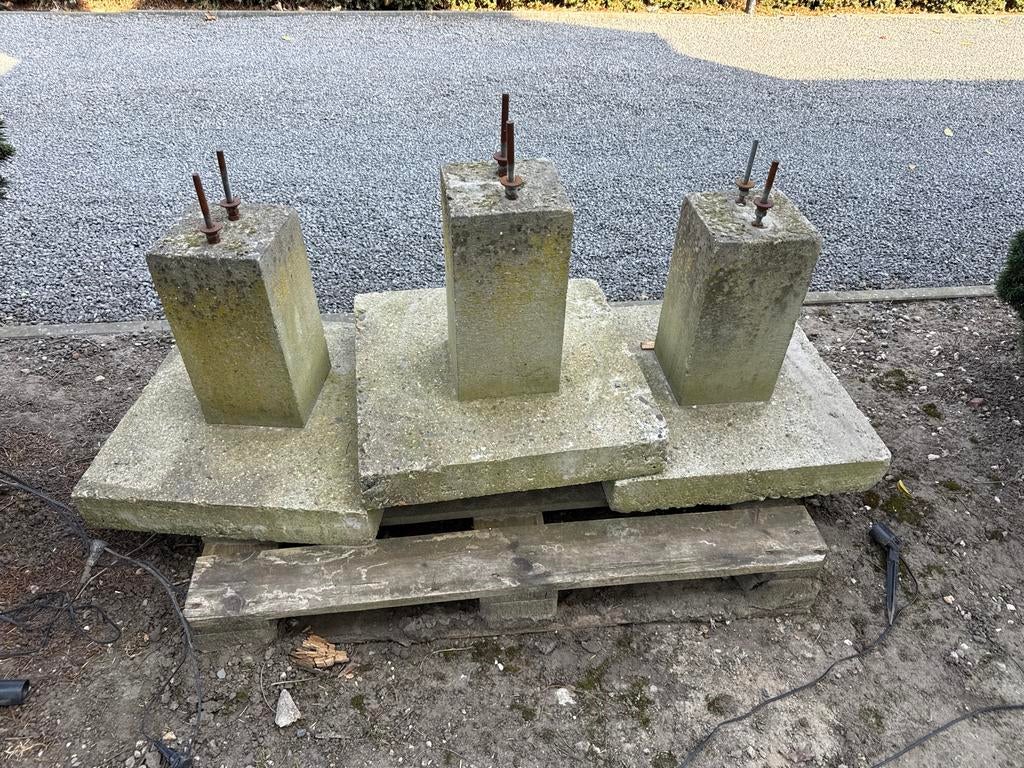 Betonnen funderingsblokken met draadeinden (3 stuks), Doe-het-zelf en Verbouw, Metselstenen, Ophalen of Verzenden, Zo goed als nieuw