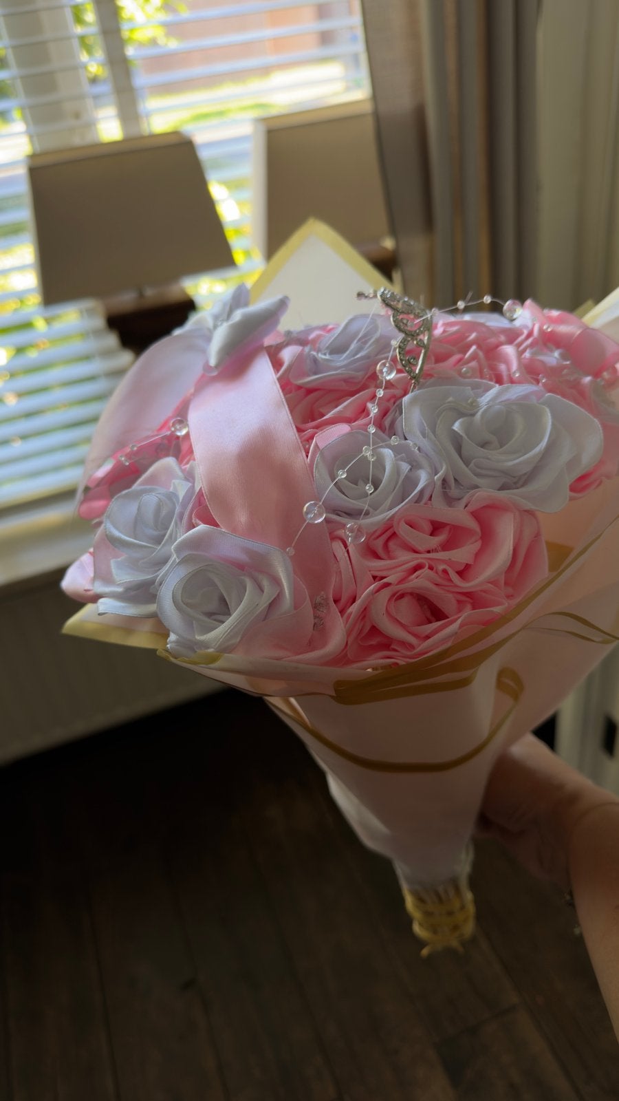 Handgemaakt Roze en Wit Satijnen Rozen Boeket met Tiara, Textiel, Nieuw, Meerkleurig, Ophalen of Verzenden