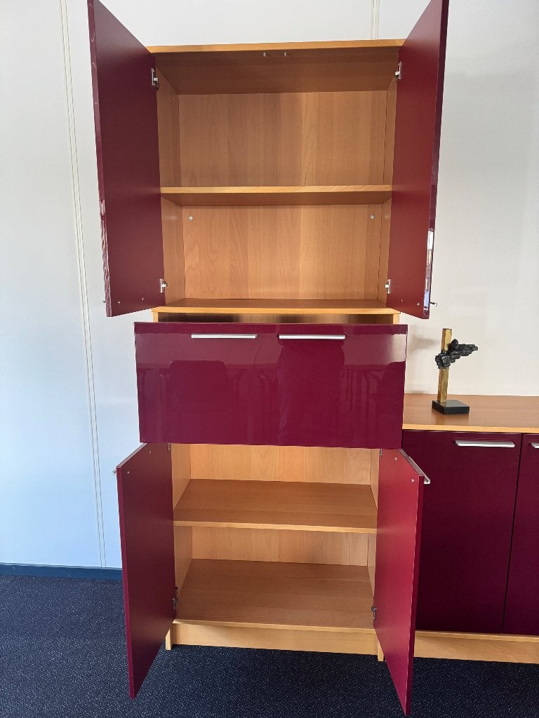 Moderne kastenset met bordeauxrode deuren, Ophalen, Gebruikt, Met lade(s), 50 tot 100 cm