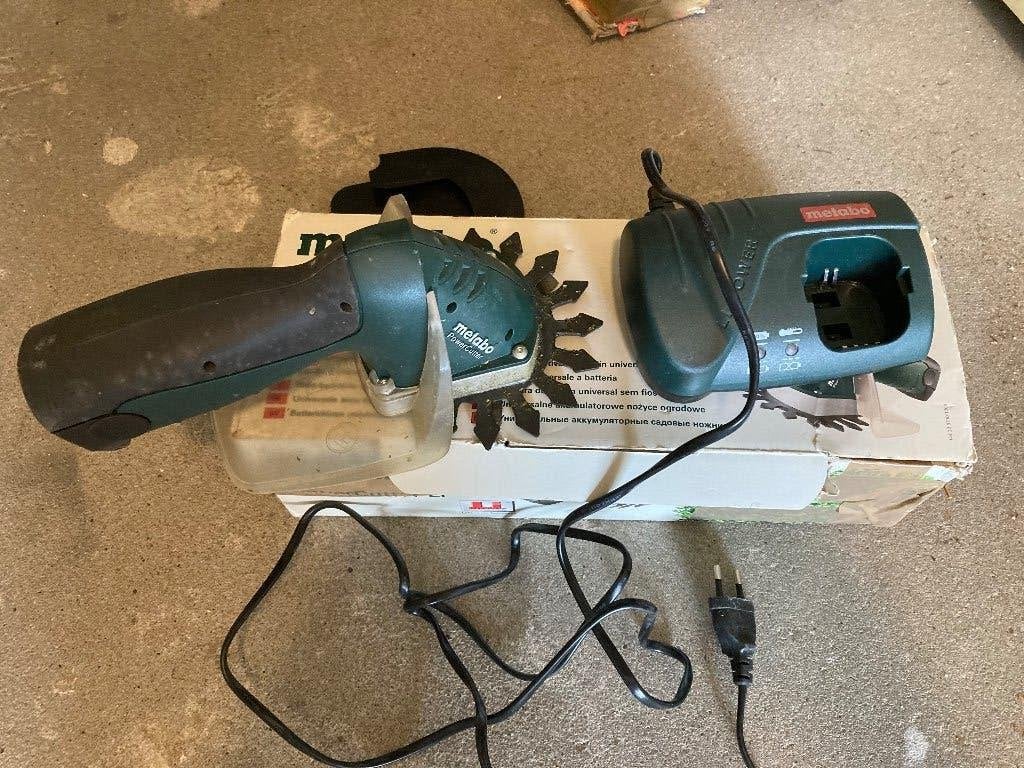 Metabo  heg / buxus schaar draadloos, Ophalen, Zo goed als nieuw, Accu