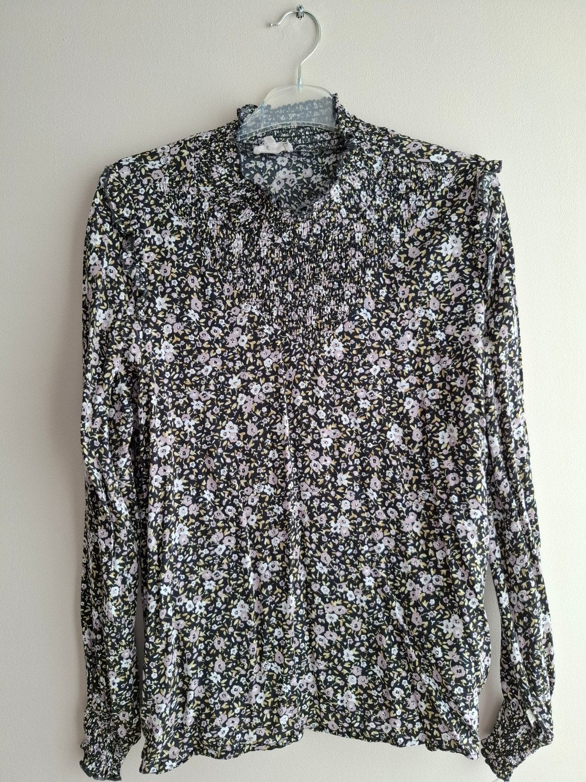 Zwarte bloemenblouse met ruches en smockwerk, Kleding | Dames, Maat 38/40 (M), Zwart, Ophalen of Verzenden, Zo goed als nieuw