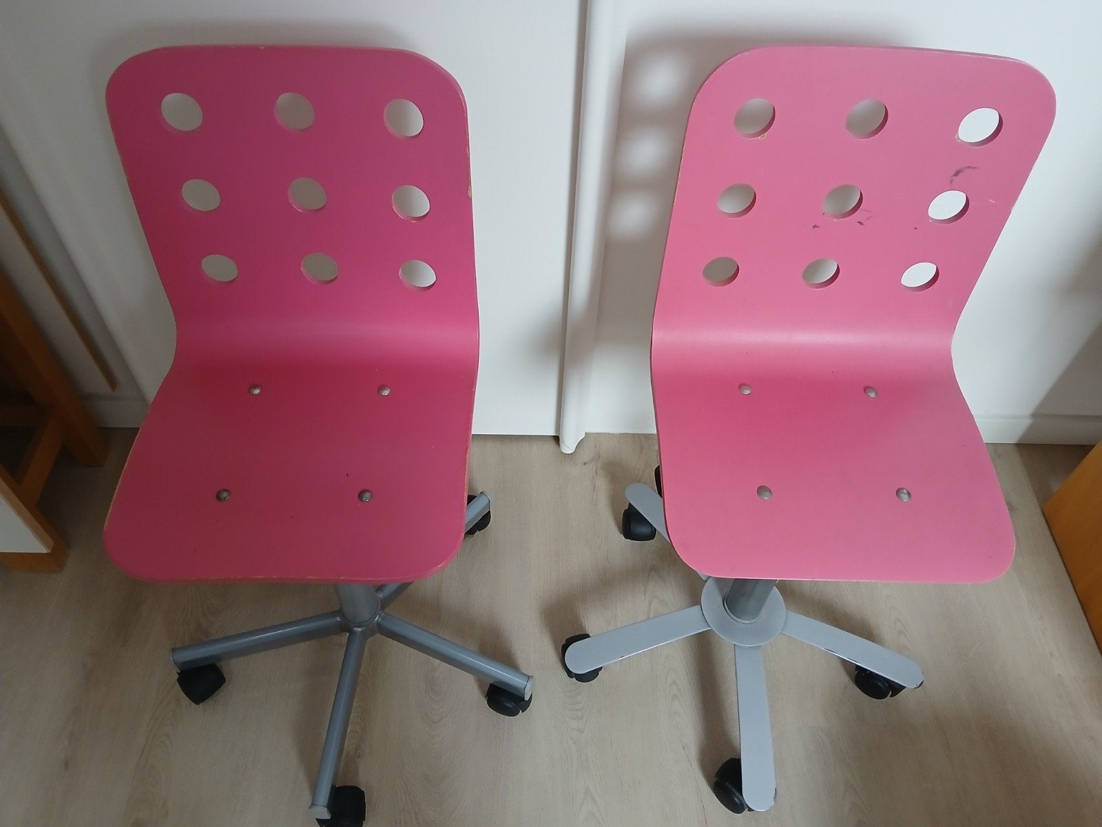 Twee roze Ikea kinder bureaustoelen met wieltjes, Huis en Inrichting, Ophalen, Gebruikt, Roze