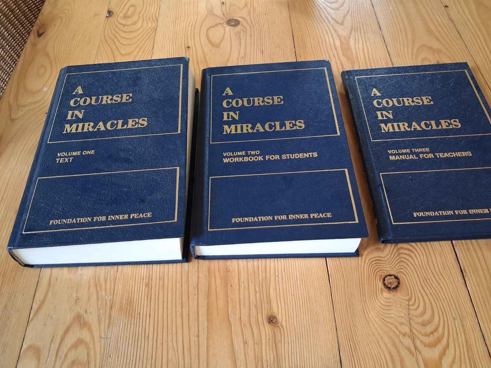 A Course in Miracles - Complete set (3 delen), Boeken, Spiritualiteit algemeen, Ophalen of Verzenden, Zo goed als nieuw, Instructieboek