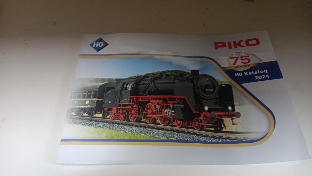 Hoofdkatalogus Piko 2024 HO, Hobby en Vrije tijd, Modeltreinen | H0, Gelijkstroom of Wisselstroom, Nieuw, Boek, Tijdschrift of Catalogus