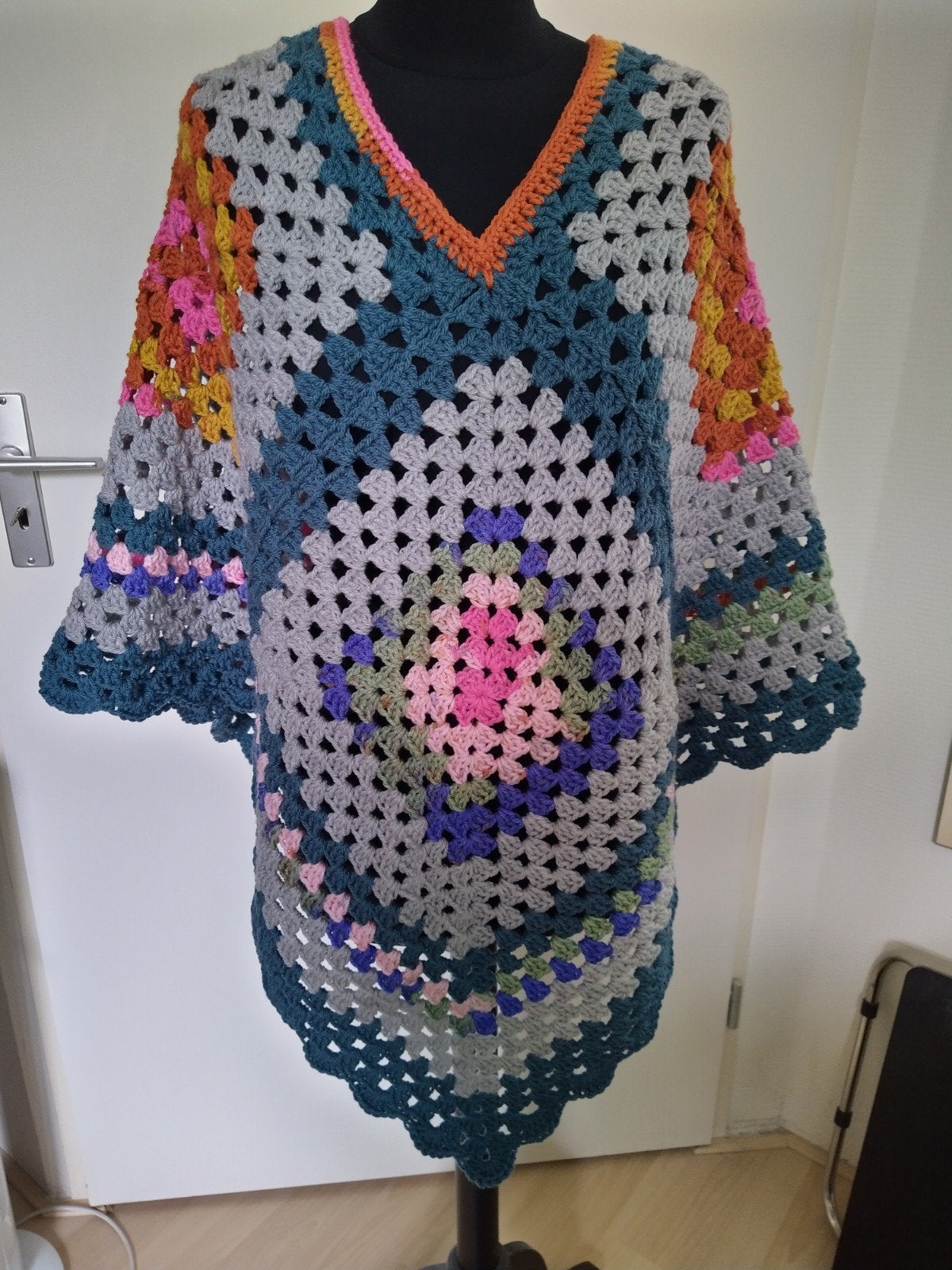Nieuw handgehaakte poncho vanuit zacht acrylgaren, Handgemaakt, Ophalen of Verzenden, Nieuw