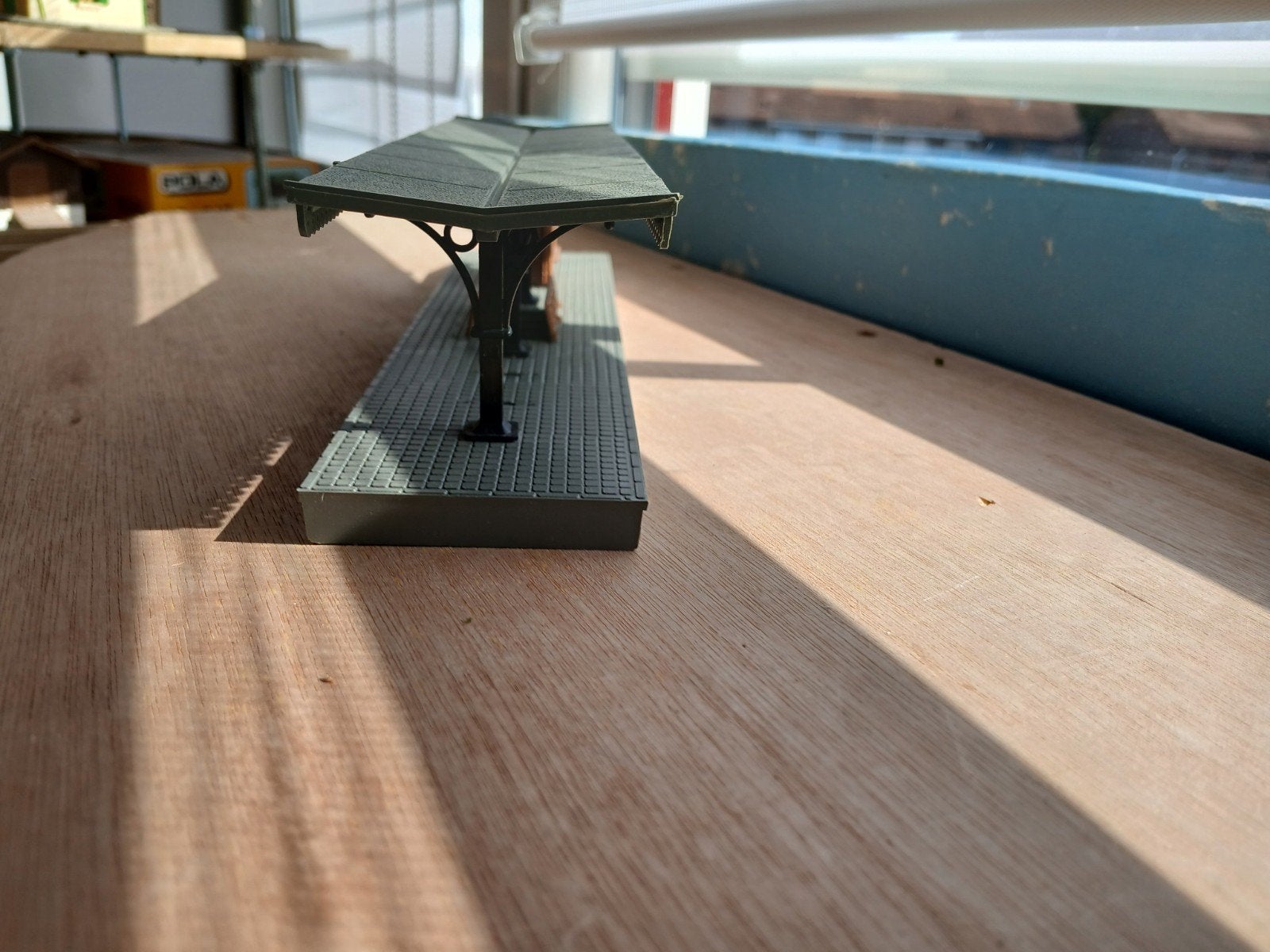 Mooi perron voor HO spoorbaan, Hobby en Vrije tijd, Modeltreinen | H0, Ophalen of Verzenden, Gebruikt, Brug, Tunnel of Gebouw