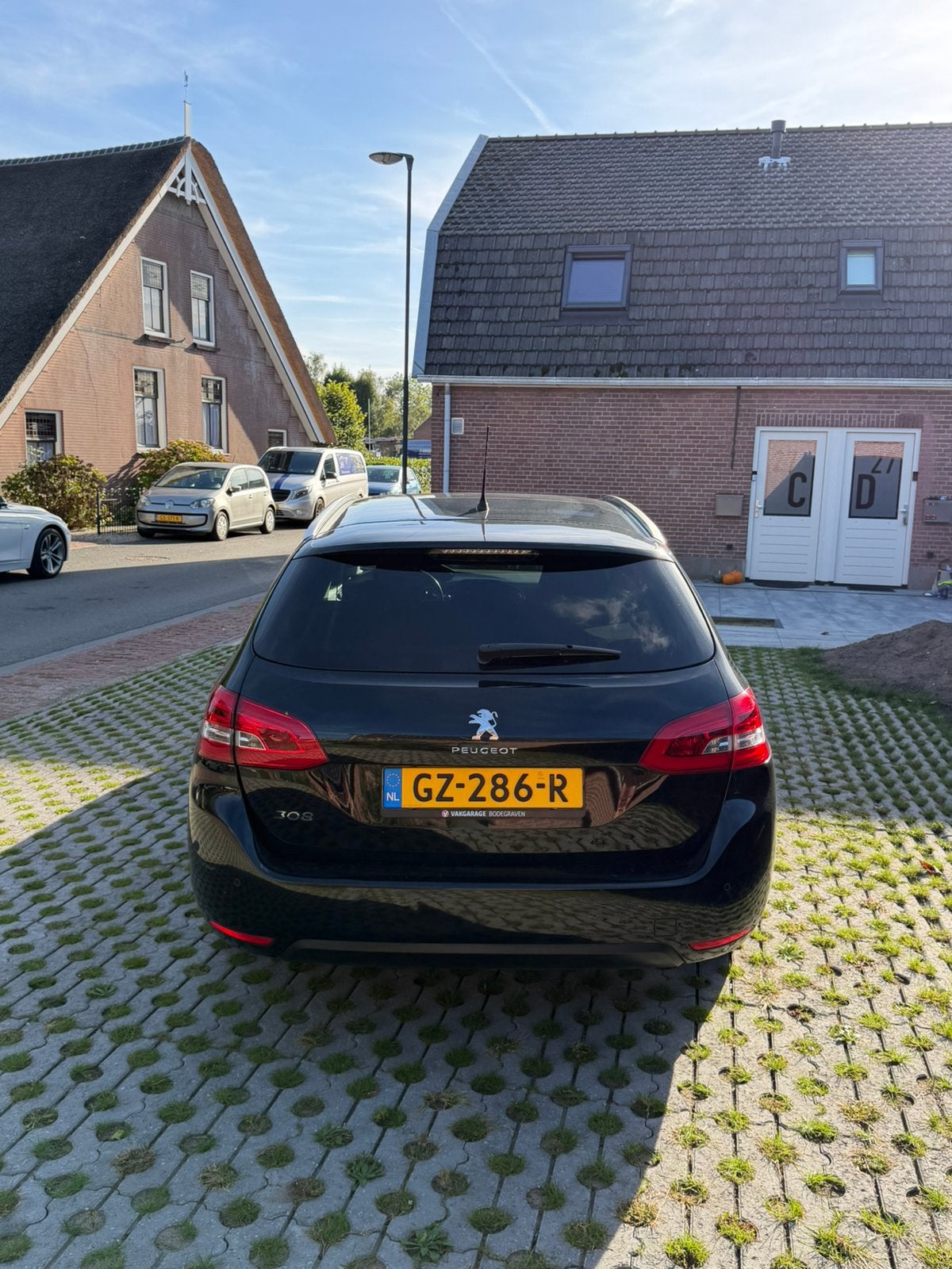 Foto 4 van Peugeot 308 1.2 E-thp 81KW/110PK SW 2015 Zwart