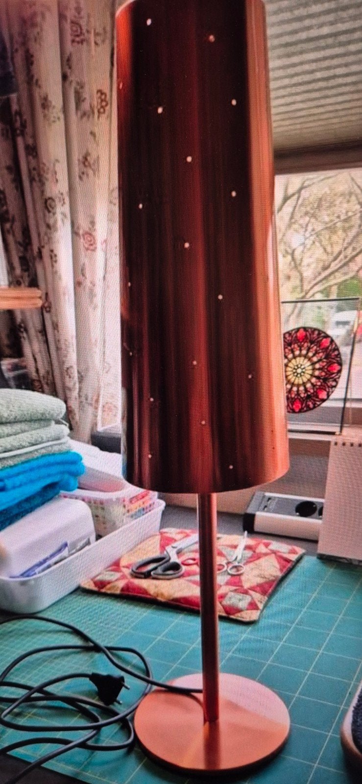 twee Rallvik lampen met kap (Ikea) goudkleurig met gaatjes, Ophalen of Verzenden, Nieuw, Metaal, Minder dan 100 cm