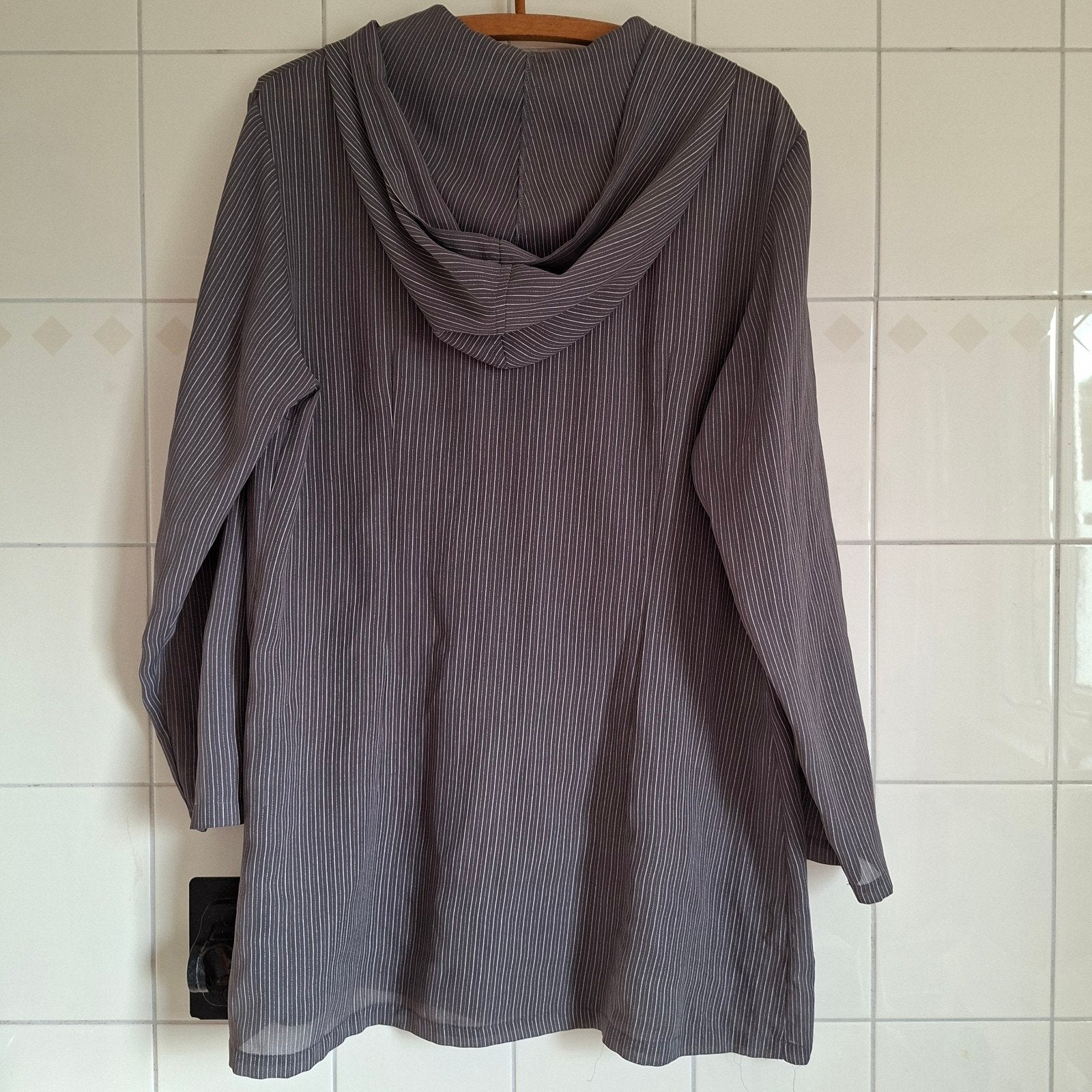 Grijze gestreepte blouse met capuchon - Maat 40/42 #215, Ophalen of Verzenden, Gedragen, Maat 42/44 (L), Grijs