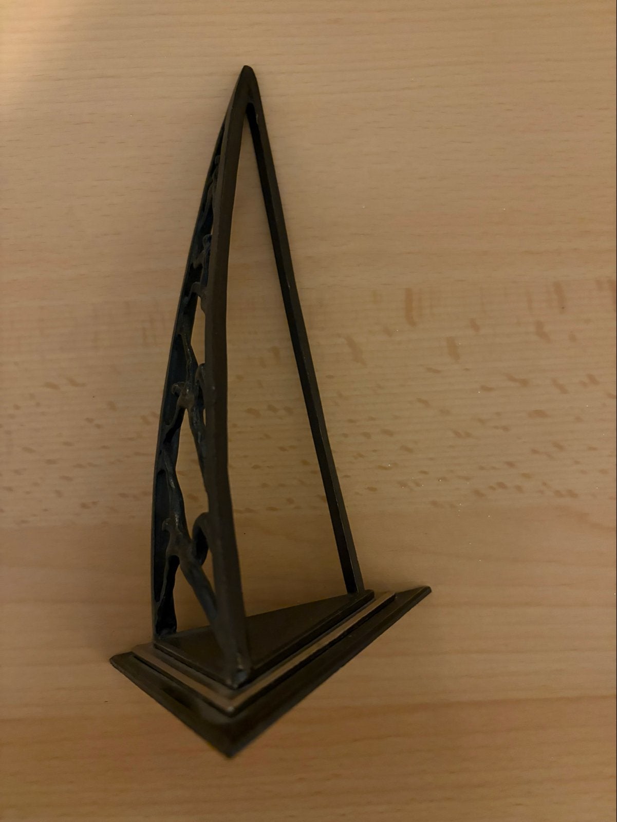 Abstracte sculptuur met klimmende figuren, Antiek en Kunst, Groep mensen, Minder dan 20 cm, Ophalen of Verzenden, Gepatineerd