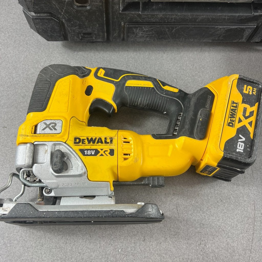 Dewalt DCS334 Decoupeerzaag | koffer, lader&accu's | 407042, Gebruikt, Ophalen of Verzenden, 30 tot 70 mm, Minder dan 600 watt