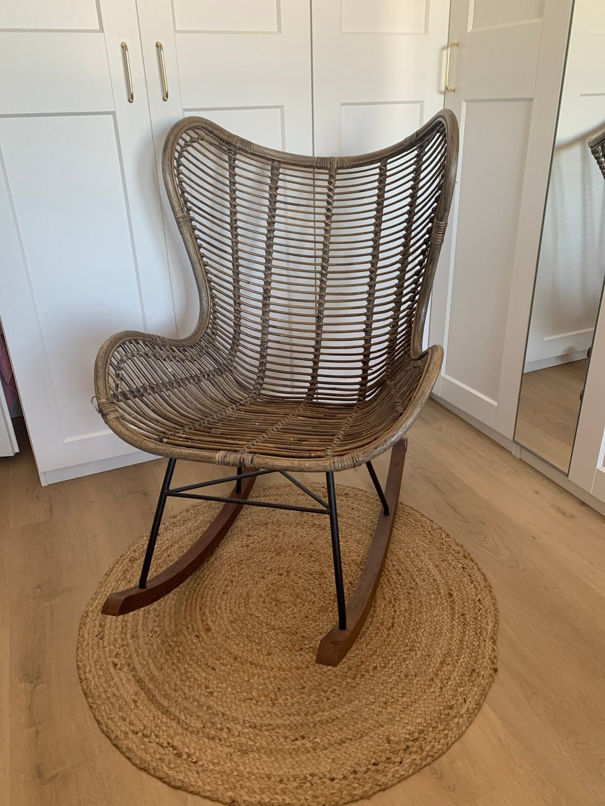 Rotan Schommelstoel - Comfortabel en Stijlvol, Huis en Inrichting, Stoelen, Ophalen, Bruin, Riet of Rotan, Zo goed als nieuw