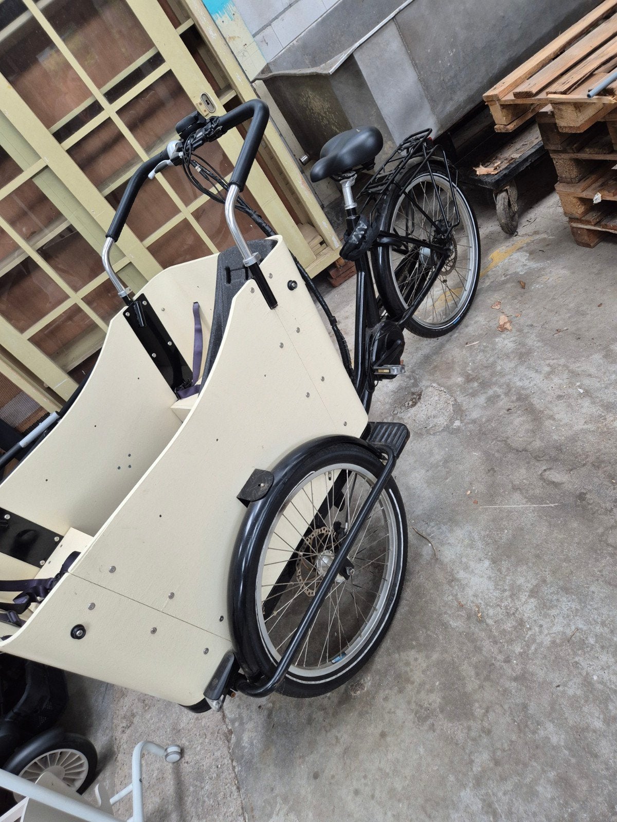 Elektrische Bakfiets met gordels, Fietsen en Brommers, Ophalen, Gebruikt, 4 kinderen of meer