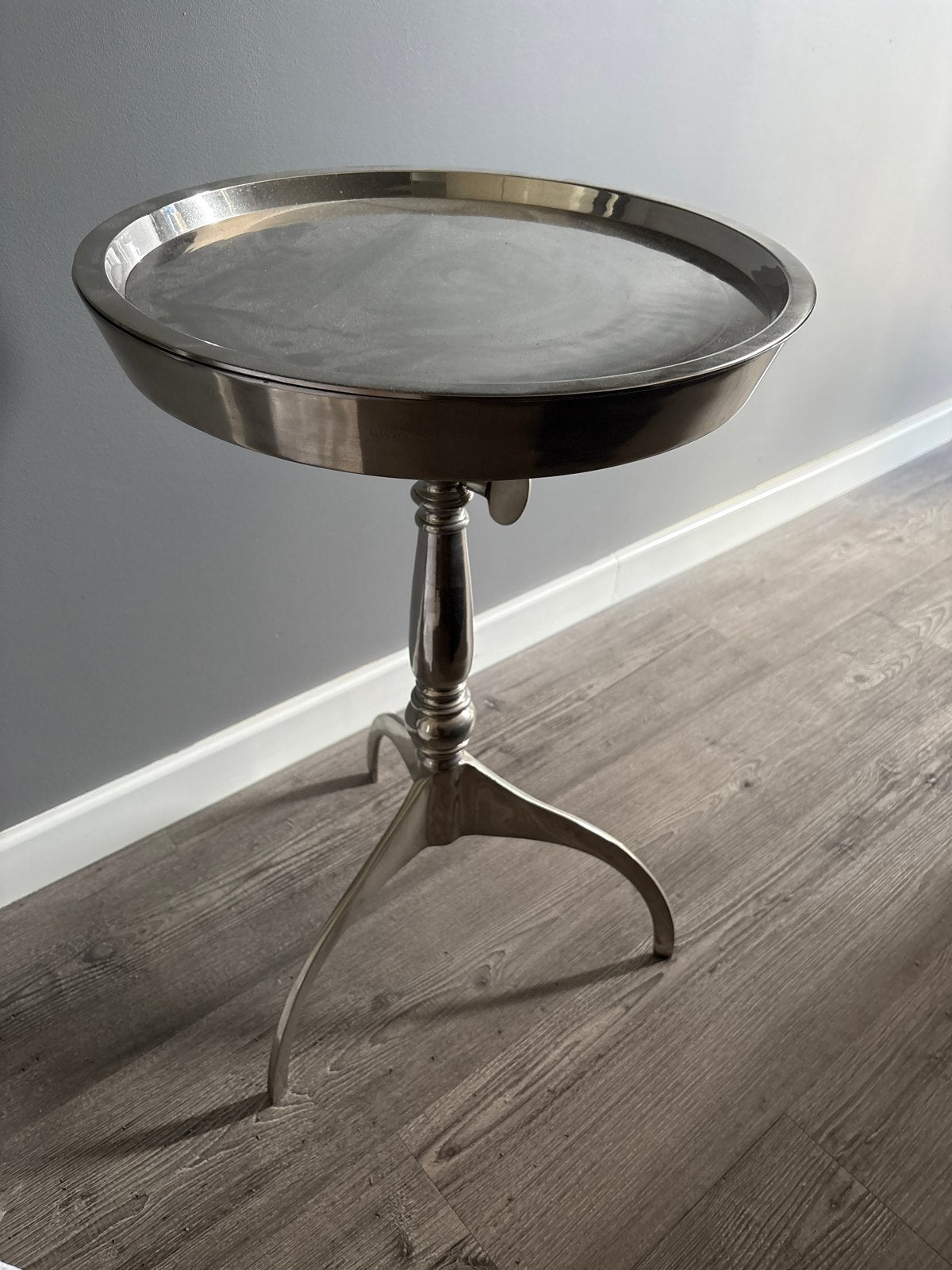 Metalen bijzettafel met rond dienblad van Riviera maison, Ophalen, Minder dan 55 cm, Gebruikt, Metaal of Aluminium