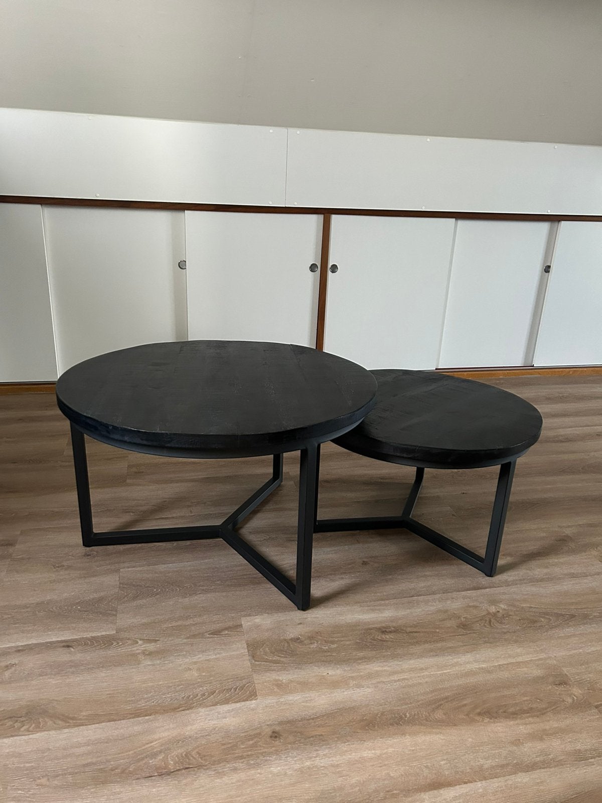 Set zwarte industriële salontafeltjes, Ophalen, Rond, 50 tot 100 cm, Zo goed als nieuw