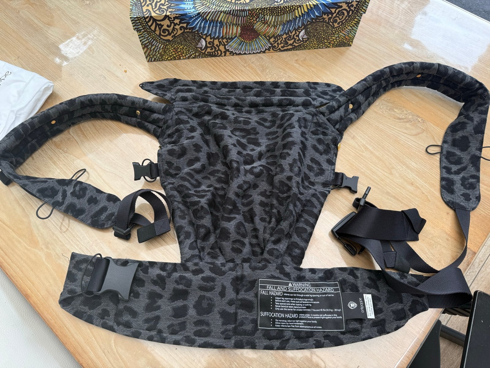 Artipoppe Draagzak Leopard - Zo goed als nieuw, Kinderen en Baby's, Babydragers en Draagdoeken, Overige merken, Buik of Rug, Ophalen of Verzenden