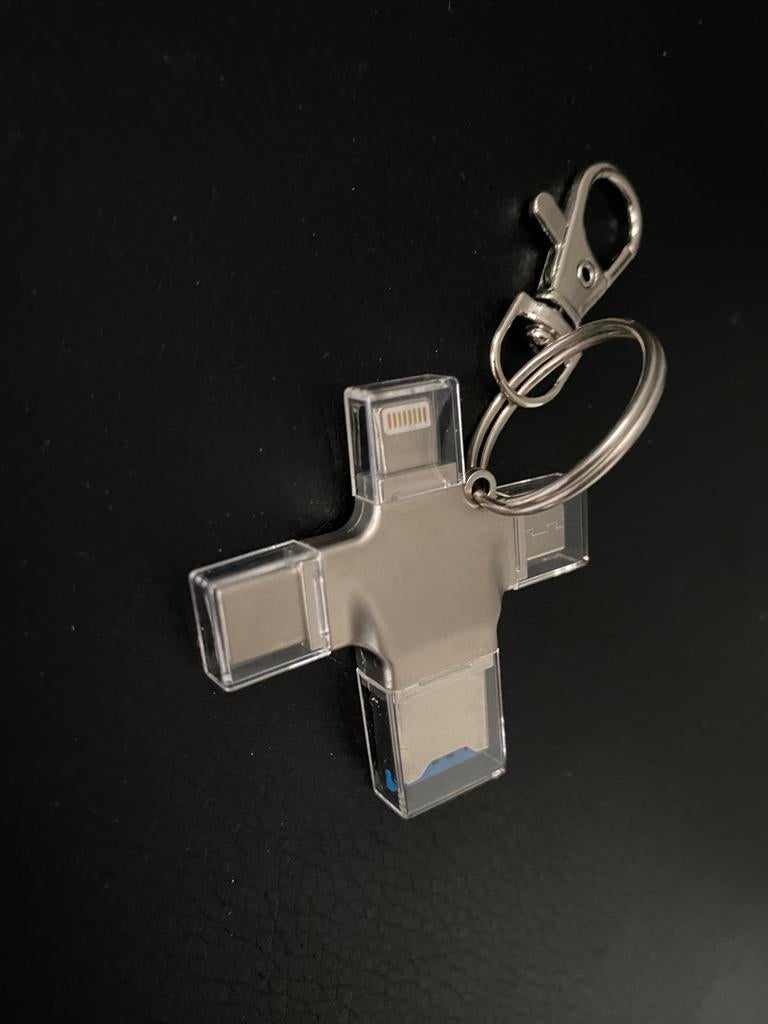 USB kaartlezer, multi pluggen, sleutelhanger, plus SD kaart, Ophalen of Verzenden, Zo goed als nieuw, Zilver, Overige materialen