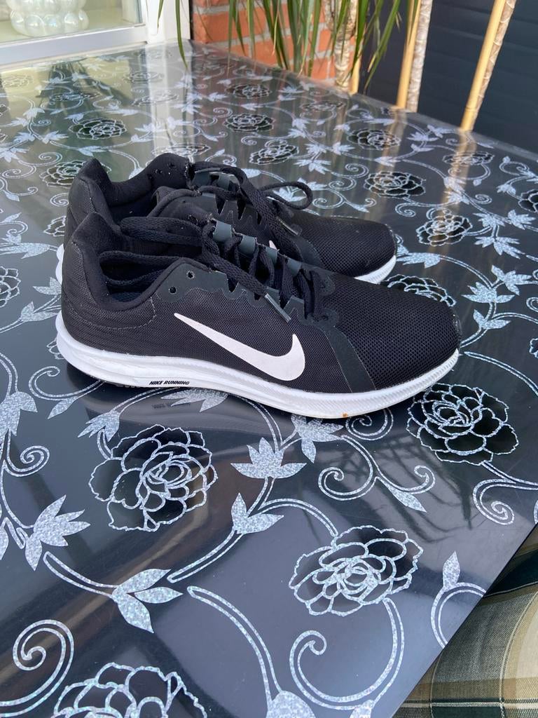 Nike 38mt  Downshifter 8 hardloopschoenen - Zwart/Wit, Ophalen of Verzenden, Gedragen, Zwart, Sneakers of Gympen